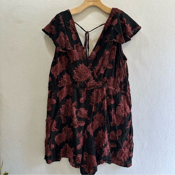 Torrid Plus Size 2 Black Red Floral Gauze Tie Back V Neck Shorts Romper 18-20 - Picture 6 of 11